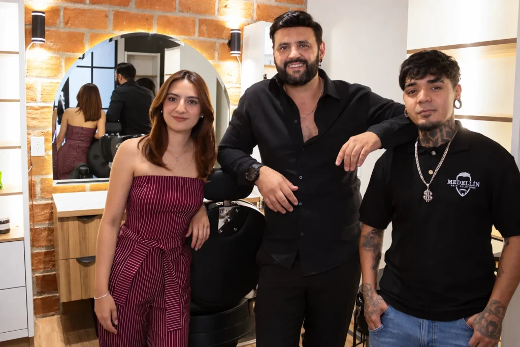 Equipo completo de Medellín Hair Solutions en su barbería de León, Guanajuato