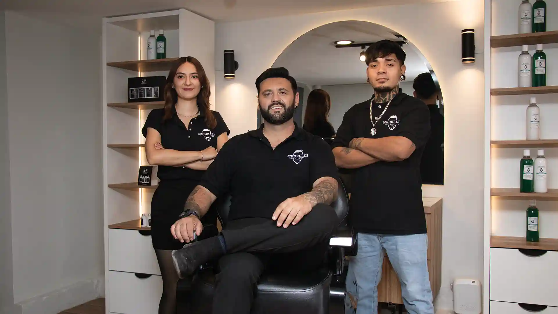 Equipo de Medellín Hair Solutions en su barbería de León, Guanajuato