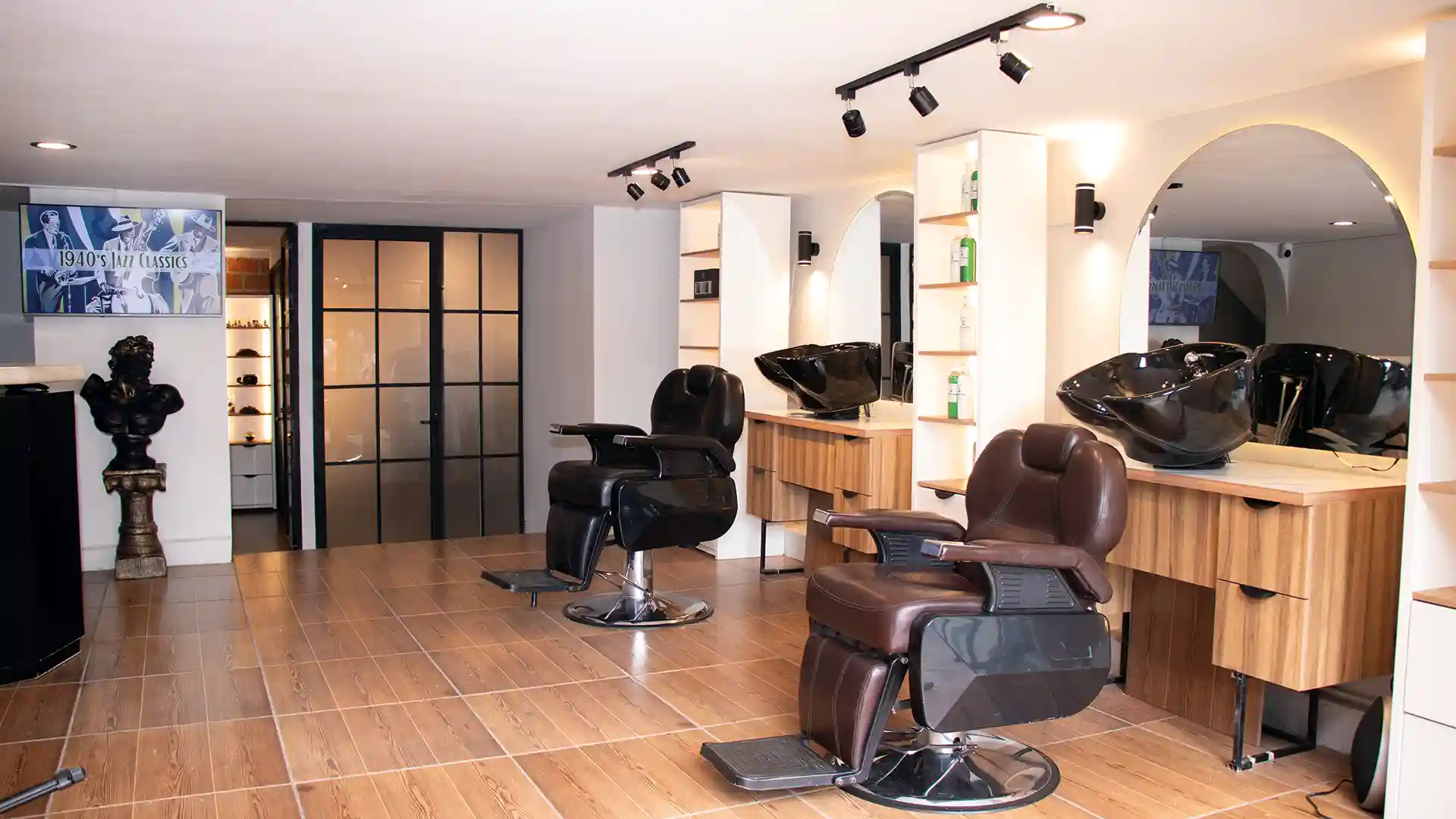 Interior de la barbería Medellín Hair Solutions en León con sillones y estaciones de trabajo